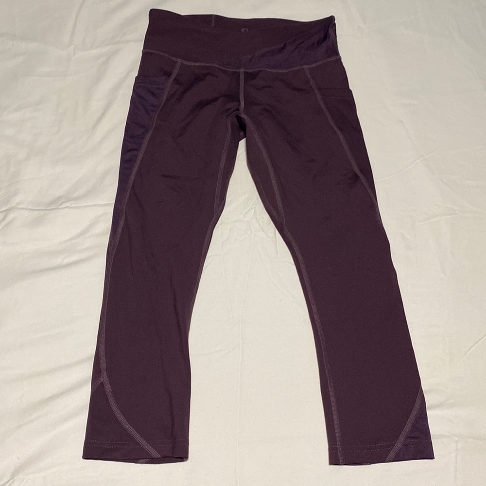 Womens medium workout capris with pockets, never worn